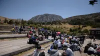 Pejalan kaki di tempat istirahat dekat puncak Hallasan, atau gunung Halla, di pulau Jeju, Korea Selatan (9/5/2019). Karena iklimnya yang baik, pulau ini ditumbuhi lebih dari 1.700 jenis tanaman, sehingga Jeju dijuluki sebagai "Pulau Botani" karena kekayaan floranya. (AFP Photo/Ed Jones)