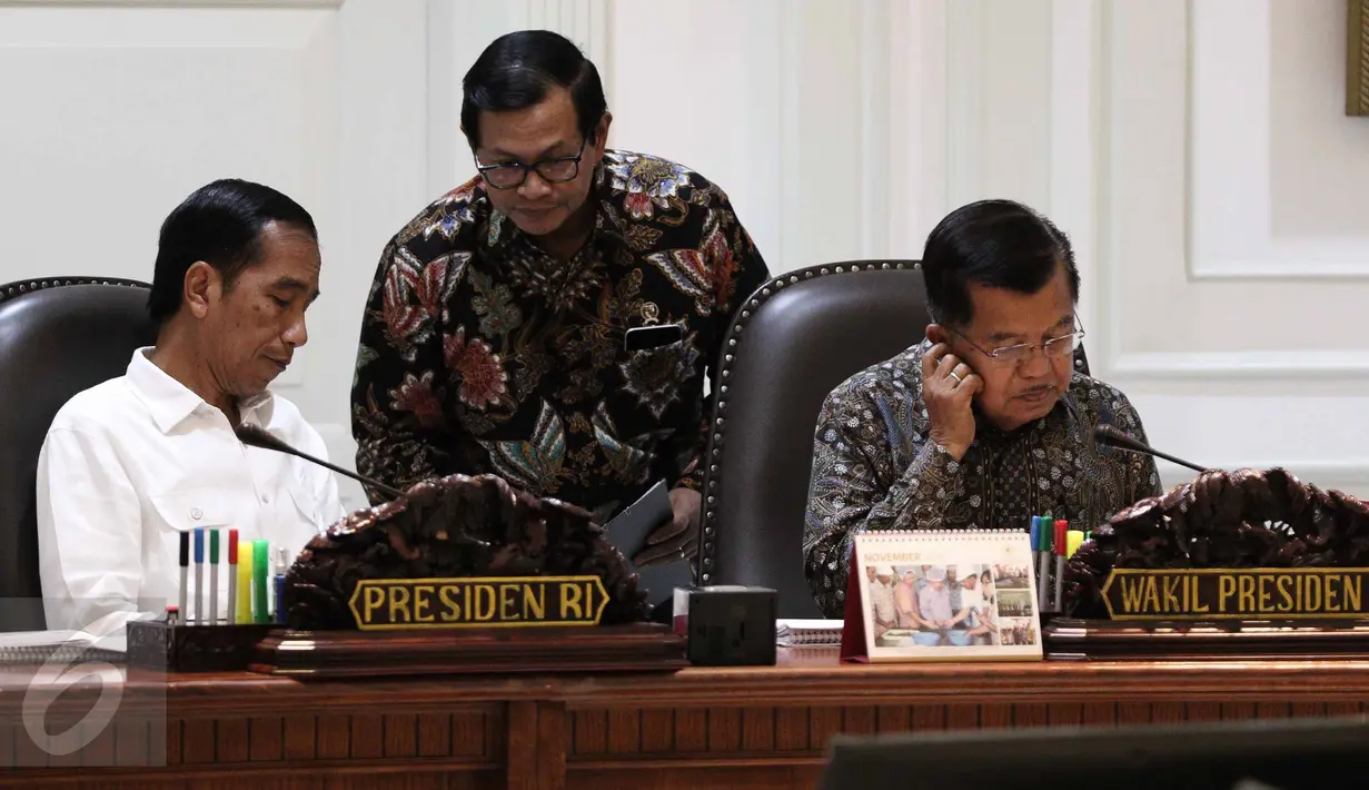 Sekretaris Kabinet Pramono Anung berbincang dengan Presiden Joko Widodo di ruang rapat terbatas di Kantor Presiden Komplek Istana Kepresidenan, Jakarta, Selasa (1/11). (Liputan6.com/Faizal Fanani)