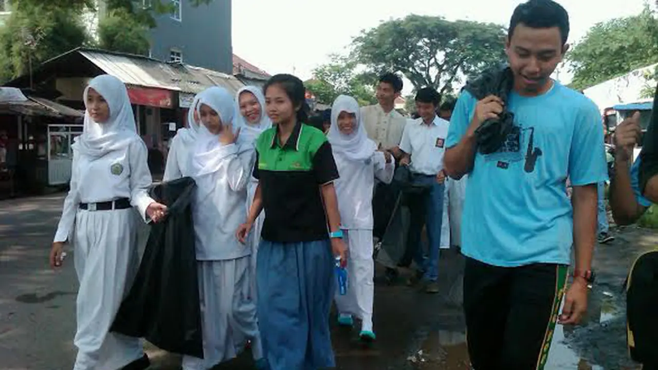 Peringati Hardiknas, Ratusan Siswa di Bogor Mulung Sampah 