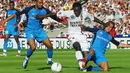 Gelandang Lyon, Michael Essien, berusaha melewati hadangan bek Auxerre, Jean-Sebastien Jaures. Karier Essien mulai berkembang saat dirinya hijrah dari Bastia ke Lyon pada tahun 2003 lalu. (AFP/Pascal George)