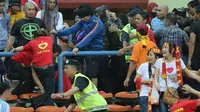Ultras Malaysia Serang fans wanita Vietnam (Zing.ve)