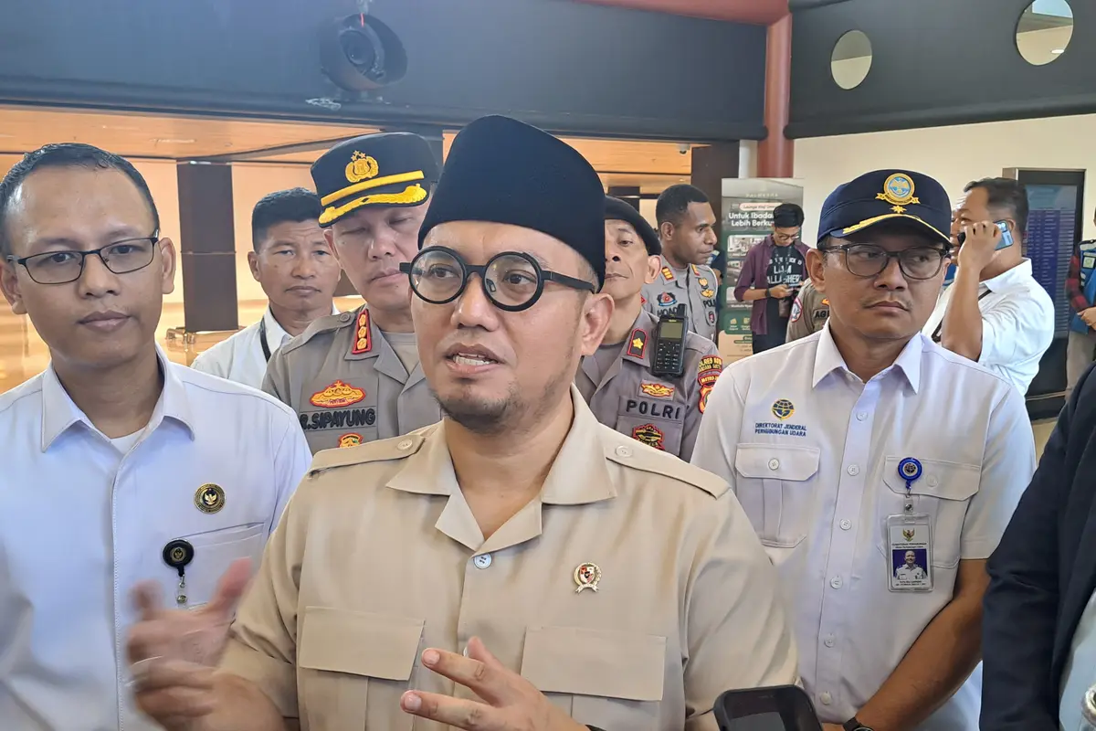 Wakil Badan Penyelenggara Haji Dahnil Anzar Simanjuntak, mengunjungi Terminal 2F Bandara Internasional Soekarno Hatta, untuk mengecek kesiapan musim haji di terminal khusus Haji dan Umroh tersebut, Selasa (22/4/2025) (Liputan6.com/Pramita Triatiawati)