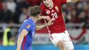 Pemain Inggris John Stones (kiri) berebut bola dengan pemain Hungaria Roland Sallai pada pertandingan sepak bola Grup I kualifikasi Piala Dunia 2022 di Puskas Ferenc Arena, Budapest, Hungaria, Kamis (2/9/2021). Inggris menang 4-0. (AP Photo/Laszlo Balogh)