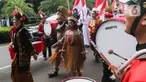 Pendaftaran Bakal Caleg ini juga diiringi dengan parade kebudayaan yang digelar dari Kantor PDIP, hingga ke Kantor KPU. (Liputan6.com/Herman Zakharia)