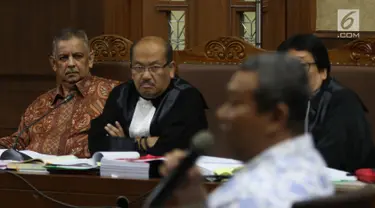 Terdakwa kasus dugaan suap proyek PLTU Riau-1, mantan Dirut PLN Sofyan Basir menyimak keterangan saksi ahli dalam sidang lanjutan di Pengadilan Tipikor, Jakarta, Senin (19/8/2019). Sidang lanjutan mendengarkan keterangan saksi yang dihadirkan Jaksa Penuntut dari KPK. (Liputan6.com/Herman Zakharia)