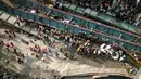 Sejumlah orang berkumpul di lokasi ambruknya sebuah jalan layang di Kolkata, India, Kamis (31/3). Saksi mengatakan tim penyelamat terpaksa menggunakan tangan untuk mencoba menyelamatkan korban yang terperangkap. (REUTERS/Rupak De Chowdhuri)