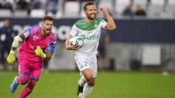 Yohan Cabaye yang merupakan mantan pemain PSG dan baru saja gantung sepatu pada Februari 2021 tersebut ternyata punya darah Vietnam. Cabaye mengklaim ia mendapatkannya dari nenek sang ayah yang merupakan penduduk asli Vietnam. (Foto: AFP/Nicolas Tucat)