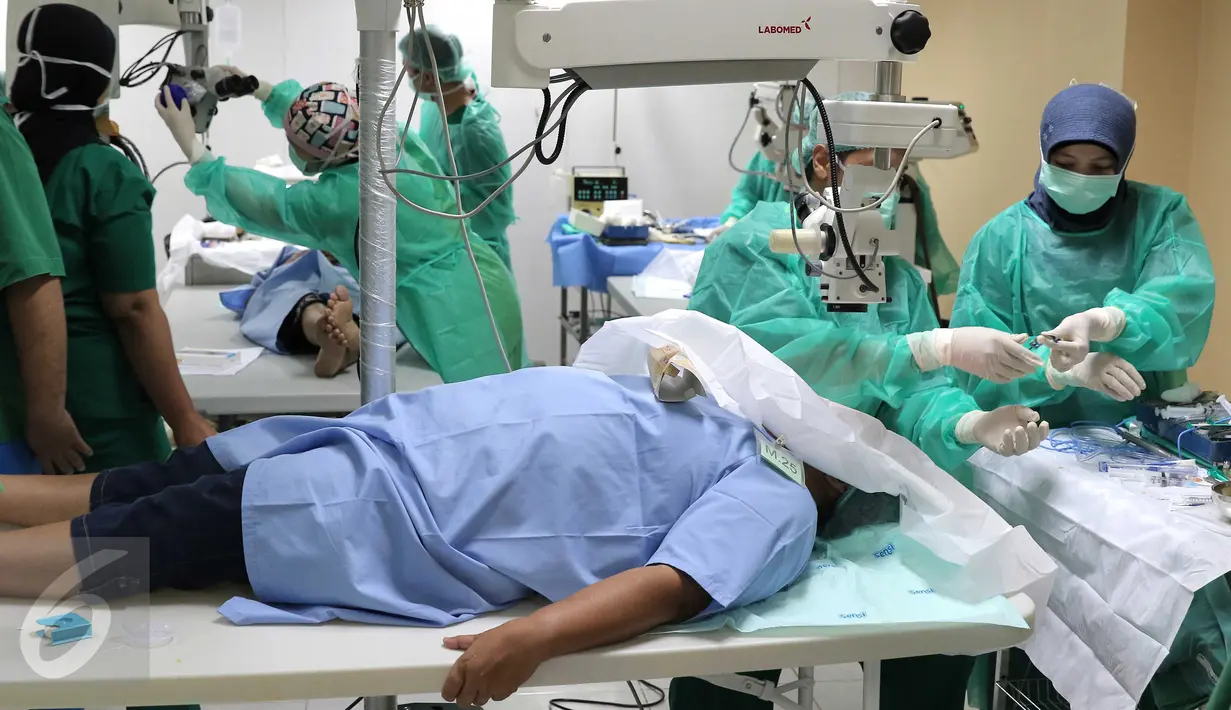 Dokter saat mengoperasi katarak di KPP Pratama Jakarta Palmerah, Jakarta Barat, Sabtu (5/12). Ini bertujuan membangun generasi yang sehat serta sebagai bentuk upaya mendekatkan DJP dengan lapisan. (Liputan6.com/Angga Yuniar)