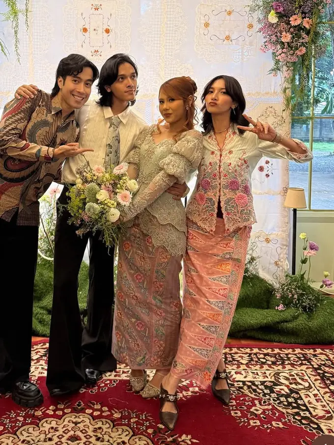 Sheila Dara Kenakan Kebaya Bordiran Bunga saat Tunangan sang Adik