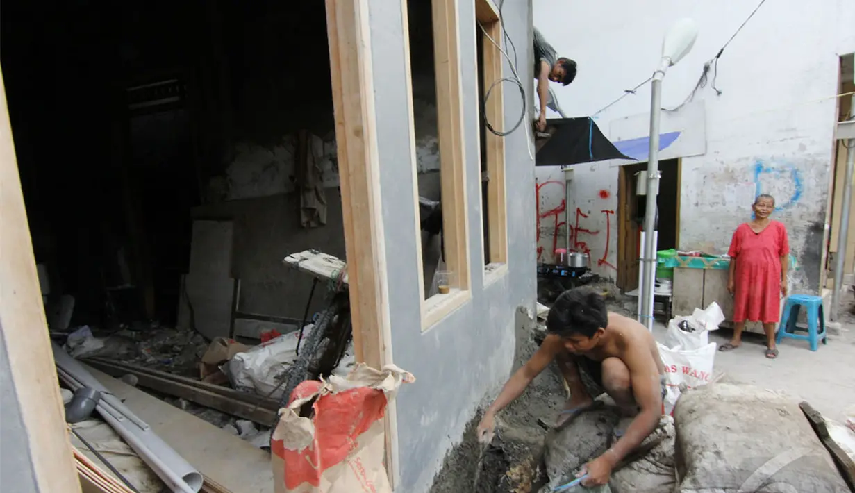 Para pekerja terus melakukan aktifitasnya guna mencapai target agar selesai di akhir tahun 2014, Kampung Deret Benhil, Jakarta Pusat, Rabu (14/05/2014) (Liputan6.com/Faizal Fanani).
