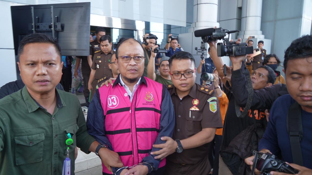 Adik Mentan Syahrul Yasin Limpo, Haris Yasin Limpo duduk sebagai terdakwa dugaan korupsi pengelolaan dana PDAM Kota Makasar TA 2017-2019 (Liputan6.com/Eka Hakim)