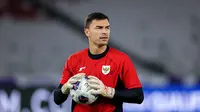 Kiper Timnas Indonesia, Emil Audero saat latihan resmi menjelang laga putaran ketiga Grup C Kualifikasi Piala Dunia 2026 di Stadion Utama Gelora Bung Karno (SUGBK), Senayan, Jakarta, Senin (24/03/2025). (Bola.com/Bagaskara Lazuardi)