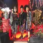 Mel Ahyar mempersembahkan koleksi bertajuk "Kawin Campur" yang berasal dari 12 motif tenun khas Nusantara. (Liputan6.com/Putu Elmira)