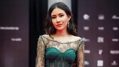 Pemilik nama lengkap Shenina Syawalita Cinnamon ini memang pandai memadupadankan busana. Saat mengenakan kebaya, ia pun tampil menawan. Setelan kebaya modern berwarna hijau ini membuat pesonanya kian terpancar.(Liputan6.com/IG/@shenacinnamon)