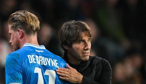 Kevin De Bruyne dan Antonio Conte saat Napoli kalah 2-6 dari PSV di ajang Liga Champions. (NICOLAS TUCAT / AFP)