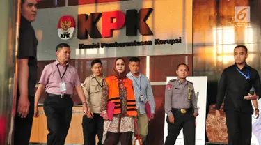 Wali Kota Tegal Siti Masitha berjalan keluar dari gedung usai menjalani pemeriksaan di KPK, Jakarta, Rabu (30/8). Bunda Sitha resmi ditahan KPK terkait kasus dugaan suap proyek pengadaan instalasi kesehatan di RSUD Tegal. (Liputan6.com/Helmi Afandi)