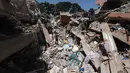 Petugas penyelamat dan warga mencari di antara reruntuhan setelah gempa bumi melanda Cali, Kolombia, pada hari Senin, 10 Agustus 2026. (Foto AP/Santiago Saldarriaga)