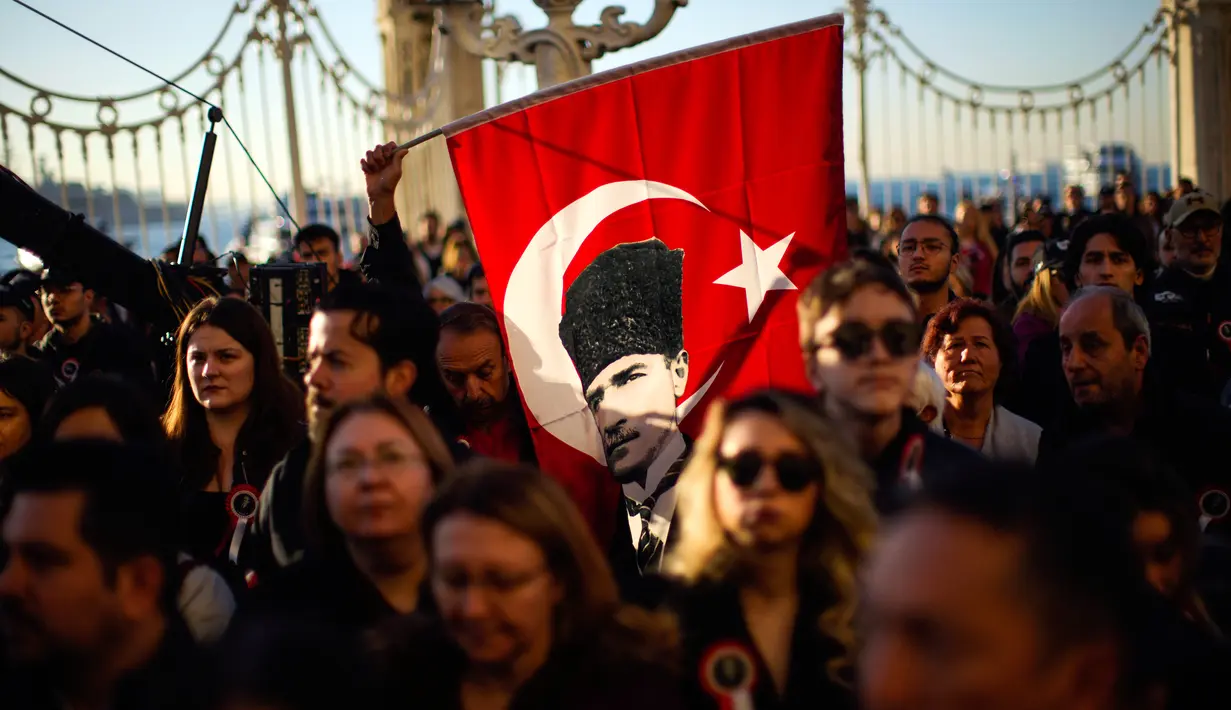 Orang-orang mengheningkan cipta untuk memperingati 84 tahun kematian bapak pendiri Turki Mustafa Kemal Ataturk di Istana Dolmabahce, Istanbul, Turki, 10 November 2022. Mustafa Kemal Ataturk yang lahir pada 19 Mei 1881 dan meninggal pada 10 November 1938 merupakan pendiri dan presiden pertama Republik Turki. (AP Photo/Francisco Seco)