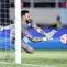 Kiper Arema FC, Lucas Frigeri berhasil menghalau bola tendangan pemain Borneo FC pada laga final Piala Presiden 2024 di Stadion Manahan, Solo, Minggu (4/8/2024). (Bola.com/Bagaskara Lazuardi)