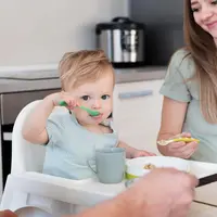 Ilustrasi Bayi Belajar Makan / by freepik