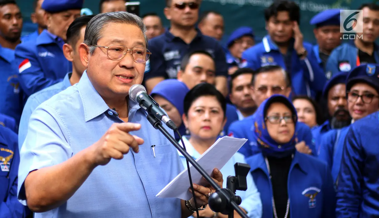 Ketua Umum Partai Demokrat Susilo Bambang Yudhoyono (SBY) memberi keterangan pers di DPP Partai Demokrat, Jakarta, Selasa (6/2). SBY menyatakan tak pernah ikut-ikut proyek di pemerintahan selama menjabat, termasuk proyek e-KTP. (Liputan6.com/JohanTallo)
