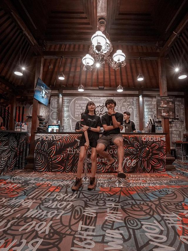 6 Potret Alffy Rev dan Istri yang Jarang Tersorot, Disebut Pasangan Idaman