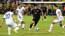 Pemain Inter Miami, Luis Suarez (tengah) berusaha melewati sejumlah pemain Timnas El Salvador pada laga persahabatan yang digelar di Kota San Salvador, El Salvador, Sabtu (20/01/2024) pagi WIB. (AFP/Marvin Recinos)