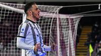 Gelandang Juventus Filip Kostic merayakan gol kedua timnya yang dicetak ke gawang Salernitana pada pekan ke-21 Liga Italia 2022/2023 di Stadio Arechi, Rabu dini hari WIB (8/2/2023). Juventus akhirnya berhasil memutus catatan buruk usai mengalahkan Salernitana 3-0. (Photo by Andreas SOLARO / AFP)