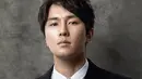Walaupun debut sebagai penyanyi, akan tetapi Kim Dong Wan lebih suka berakting. Meskipun sudah berumur 38 tahun, namun ia tetap terlihat menawan. (Foto: soompi.com)