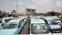 Angkutan kota (angkot) terparkir di Terminal Kampung Melayu, Jakarta, Selasa (10/7). Pemprov DKI Jakarta terus berusaha agar target 30 trayek dan 2.687 kendaraan dapat bergabung dalam OK Otrip. (Merdeka.com/Iqbal Nugroho)