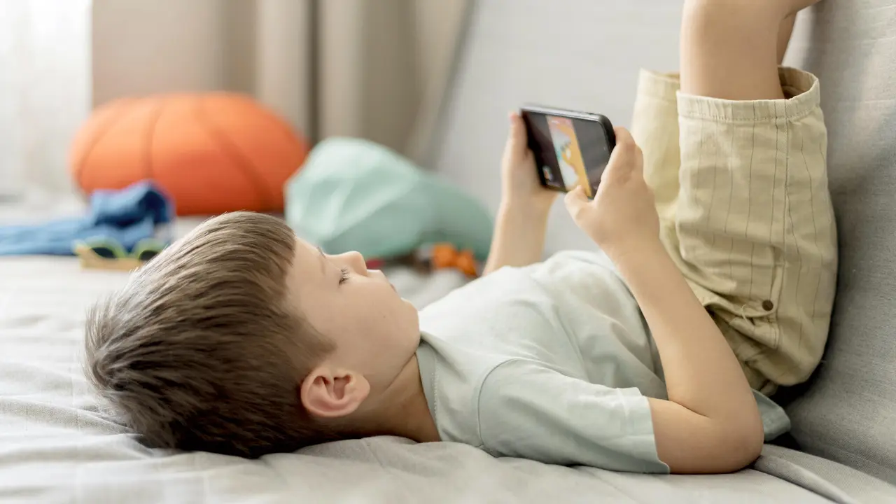 Dampak Screen Time Terhadap Kecerdasan dan Kreativitas Anak (photo by freepik.com)