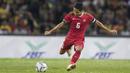 Gelandang Timnas Indonesia, Evan Dimas, berusaha melepas umpan saat melawan Malaysia pada semifinal SEA Games di Stadion Shah Alam, Selangor, Sabtu (26/8/2017). Indonesia kalah 0-1 dari Malaysia. (Bola.com/Vitalis Yogi Trisna)