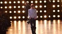 Seorang Model mempersembahkan kreasi untuk Celine dalam Menswear Ready-to-wear Spring-Summer 2023 Fashion Week di Paris pada 26 Juni 2022. (JULIEN DE ROSA / AFP)