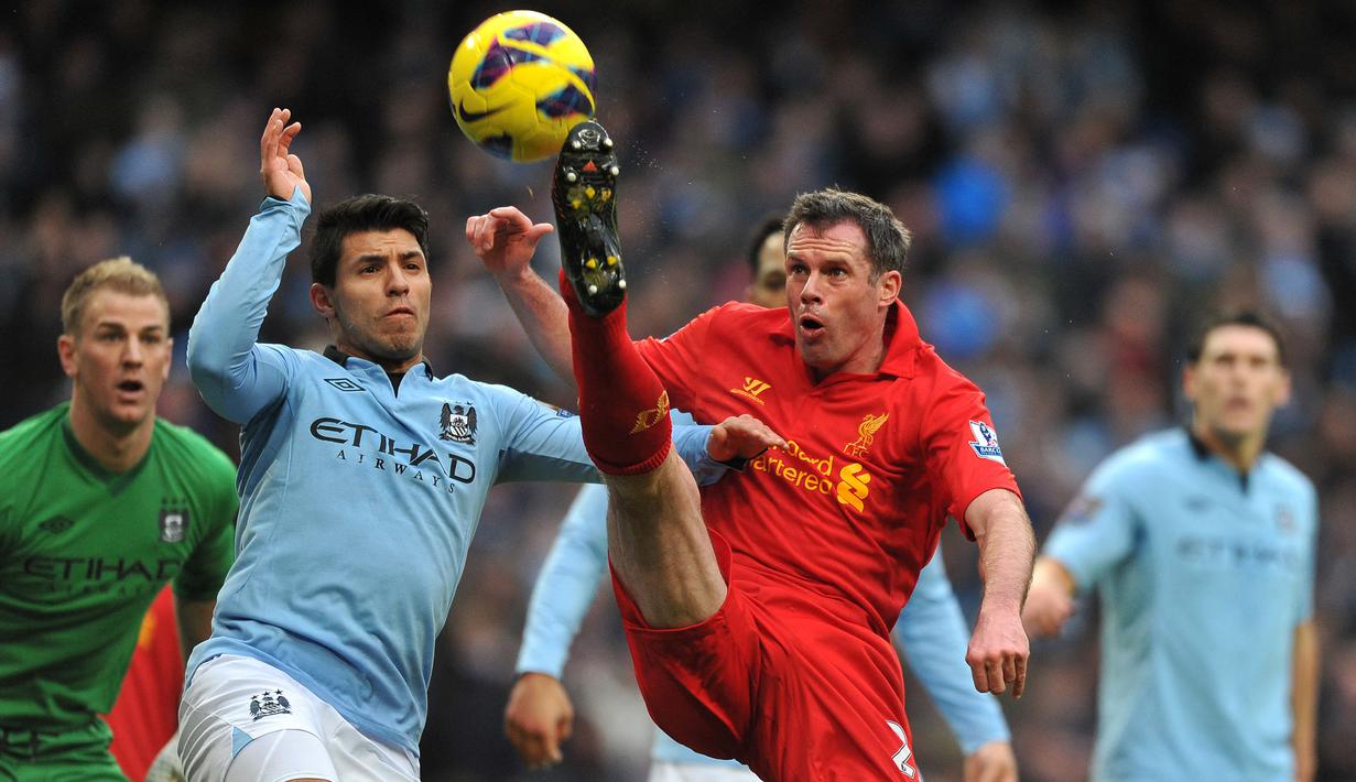 Jamie Carragher merupakan bek terbaik yang pernah dimiliki Liverpool. Carragher (kanan)pernah menjuarai Liga Champions, FA Cup, Piala Super UEFA, dan tujuh kali trofi domestik bersama The Reds. Sayangnya, Ia tak pernah merasakan gelar Liga Inggris selama kariernya. (AFP/Paul Ellis)