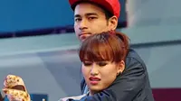 Persahabatan Ayu Ting Ting dan Raffi Ahmad sangat erat hingga sadar atau tak sadar sering melakukan tingkah kontroversial. Apa saja itu?