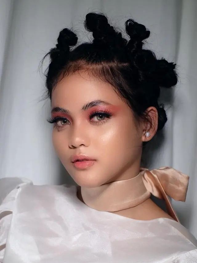 Biasa Natural, Ini 6 Potret Putri DA dengan Makeup Tebal