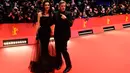 George Clooney merangkul pinggang istrinya, Amal Alamuddin, saat berpose untuk fotografer di karpet merah pemutaran film "Hail, Caesar!" pada pembukaan Berlin International Film Festival ke-66 di Berlin, Jerman, Kamis (11/2). (John MACDOUGALL/AFP)