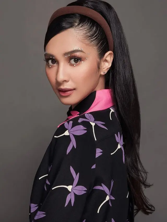 Disebut Mirip Ariana Grande, Ini 6 Gaya Pemotretan Mikha Tambayong
