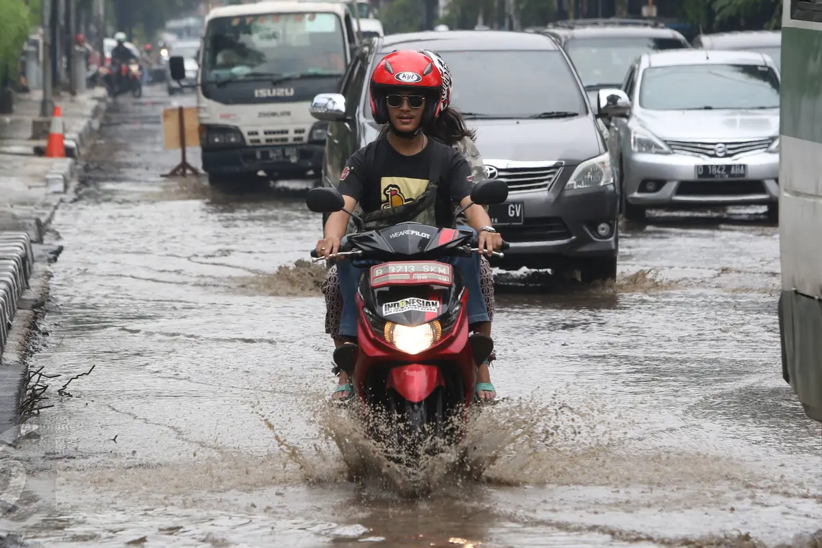20151107-Diguyur Hujan, Jalan Cikini Raya Tergenang Air -Jakarta