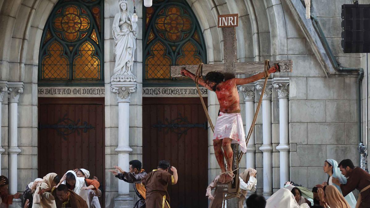 Rangkaian Peringatan Tri Hari Suci Paskah, Umat Katolik Gelar Visualisasi Jalan Salib