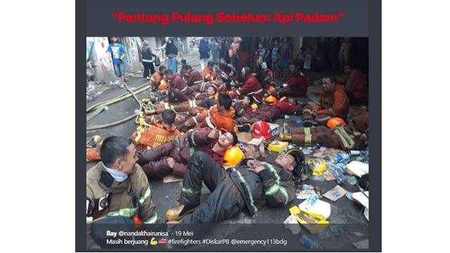 7 Potret Haru Pemadam Kebakaran di Pasar Kosambi Bandung