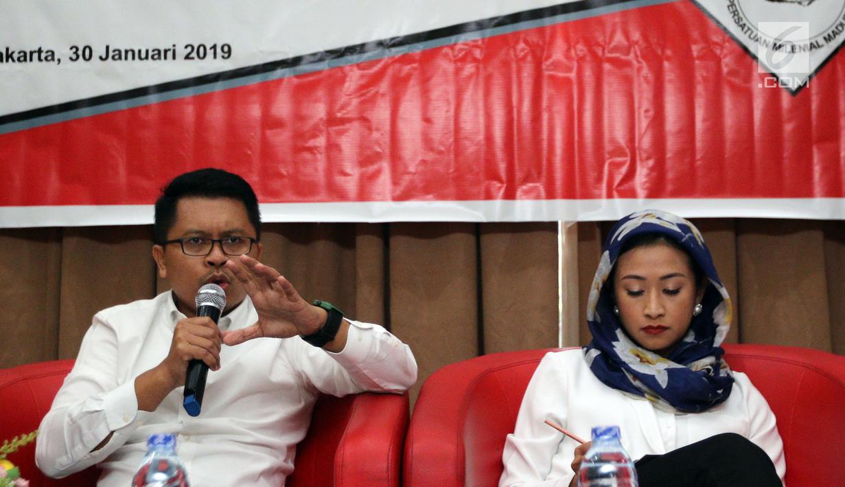 Ketua Tim Media Center Jokowi-JK, Zuhairi Misrawi (kiri) dan Caleg DPR RI dari Partai NasDem termuda, Lathifa Al Anshori menjadi pembicara dalam diskusi publik Persatuan Milenial Madura di Jakarta, Rabu (30/1). (Liputan6.com/Johan Tallo)