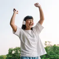 ilustarsi perempuan mendengarkan musik/Dean Drobot/Shutterstock
