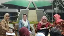 Anggota Komisi IX DPR Rieke Dyah Pitaloka (kedua dari kiri), bersama, Komisioner Komnas Perempuan Masruchah (kedua dari kanan), memberi keterangan pers di Kompleks Parlemen, Jakarta, Jumat (13/2/2015). (Liputan6.com/Andrian M Tunay)