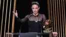 Pemain Timnas Spanyol, Aitana Bonmati memberikan sambutan setelah mendapatkan penghargaan Ballon d'Or Feminin 2023 pada acara malam penganugerahan di Theatre du Chatelet, Paris, Prancis, Senin (30/10/2023) waktu setempat. (AFP/Franck Fife)