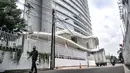 Warga melintas di depan Gedung Mina Bahari Gedung KKP, Jakarta, Rabu (25/11/2020). Menteri Edhy Prabowo beserta istri dan pegawai KKP ditangkap oleh penyidik KPK saat kembali dari Honolulu, Hawai, AS terkait kasus dugaan korupsi perizinan ekspor benih lobster. (merdeka.com/Iqbal S. Nugroho)