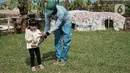 Anak-anak bermain bersama kelinci di Taman Kelinci Bambu Apus, Pusat Pelayanan Kesehatan Hewan dan Peternakan (Pusyankeswannak), Cipayung, Jakarta Timur, Kamis (30/6/2022). Taman Kelinci Bampu Apus  memiliki jumlah kelinci sebanyak 105 ekor yang dapat dikunjungi oleh warga secara gratis dan menjadi wisata edukasi. (Liputan6.com/Iqbal S Nugroho)