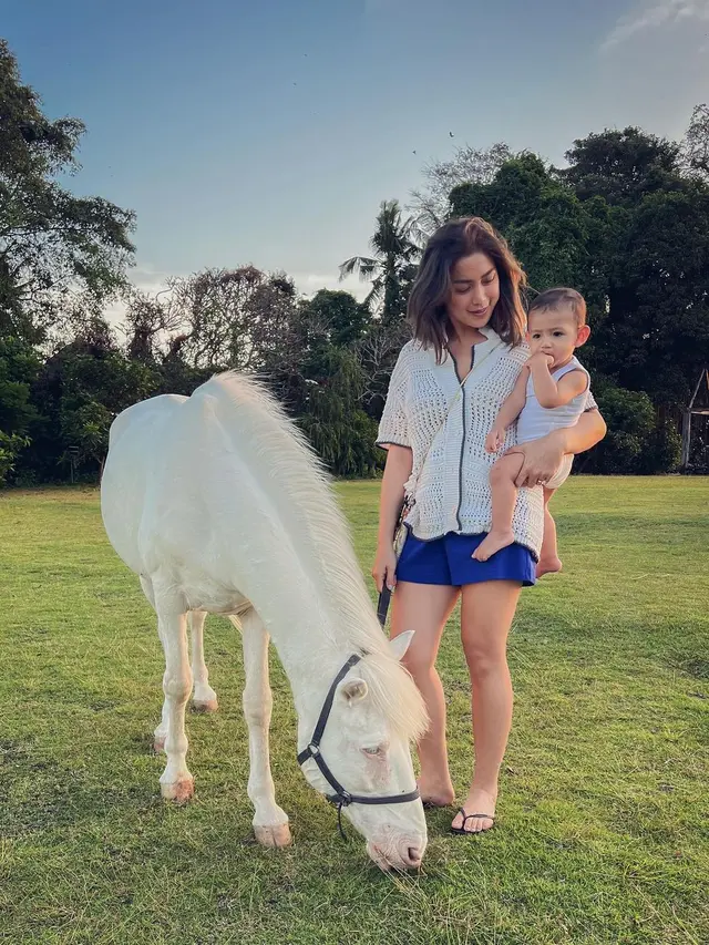 Jessica Iskandar ajak anak berinteraksi dengan kuda.