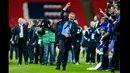 Manajer Chelsea, Jose Mourinho merayakan selebrasi usai memenangkan piala Liga 2014/2015 di final Capital One Cup di Stadion Wembley, London, Minggu (1/3/2015).  Chelsea menang 2-0 atas Tottenham Hotspur. (Reuters/Andrew Couldridge)