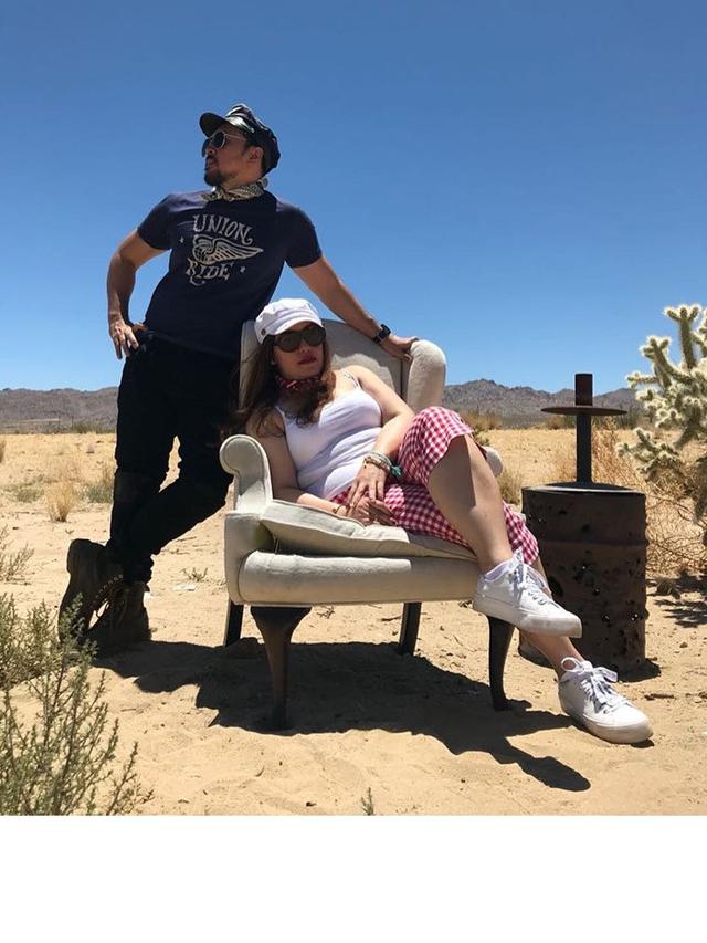 Jarang Tersorot, Ini 7 Momen Mesra David Bayu dan Sang Istri